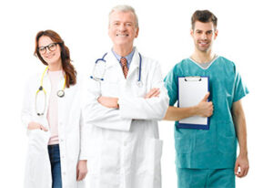 Grupo de médicos segurando prancheta com fundo branco